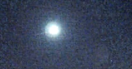 Niezwykłe nagranie nocnego nieba. Kula ognia przeleciała nad Polską