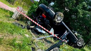Radomsko: Audi dachowało, niszcząc ogrodzenie. 18-letni kierowca miał prawko od dwóch miesięcy