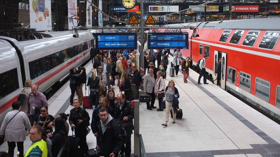 Hamburg
Main train station in Hamburg - Germany - in September 2015. 
Dostawca: PAP/DPA.
174259+0000
Bahnfahrt, Bahnhof, Bahnsteig, DB, DB Bahn, Deutsche Bahn, Deutsche Bahn AG, Eisenbahn, Gep�ck, Gleis, Hamburg Hauptbahnhof, ICE, Intercity Express, Passagier, Passagiere, Reisen, Reisende, Reisender, Tourismus, Zug, p�nktlich, unp�nktlich, �ffentlicher Personennahverkehr, train station, railway station, quay, platform, railway, railroad lirailroad line, railway company, railroad company, train, baggage, luggage, tracks, rail, passenger, travelling, travel, Travel_and_Commuting, travellers, traveller, tourism, feature, trait, procession, motorcade