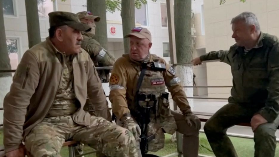 Wojska grupy Wagnera w Rostowie
This video grab taken from handout footage posted on June 24, 2023 on the Telegram channel @razgruzka_vagnera shows Yevgeny Prigozhin (C) speaking with Lieutenant General Vladimir Alekseev (R) and Russian Defense Deputy Minister Yunus-Bek Evkurov (L) inside the headquarters of the Russian southern military district in the city of Rostov-on-Don. Wagner chief Yevgeny Prigozhin, once a close Putin ally, said his troops had taken control of the military command centre and bases in the southern city of Rostov-on-Don, the nerve centre of Russia's offensive in Ukraine, and vowed to topple Moscow's top military leaders. (Photo by Handout / TELEGRAM / @razgruzka_vagnera / AFP) / RESTRICTED TO EDITORIAL USE - MANDATORY CREDIT "AFP PHOTO / HANDOUT / TELEGRAM / @razgruzka_vagnera" - NO MARKETING NO ADVERTISING CAMPAIGNS - DISTRIBUTED AS A SERVICE TO CLIENTS
HANDOUT