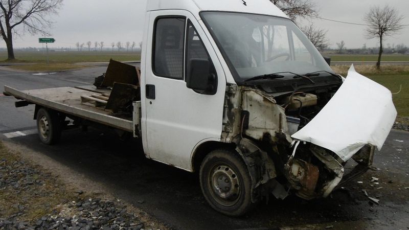 Ciężarówka wjechała pod koła lokomotywy