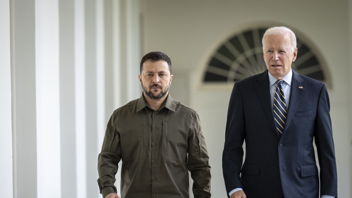 WASHINGTON, DC - SEPTEMBER 21: (L-R) President of Ukraine Volodymyr Zelensky and U.S. President Joe Biden walk to the Oval Office of the White House September 21, 2023 in Washington, DC. Zelensky is in the nation's capital to meet with President Biden and Congressional lawmakers after attending the United Nations General Assembly in New York. (Photo by Drew Angerer/Getty Images)