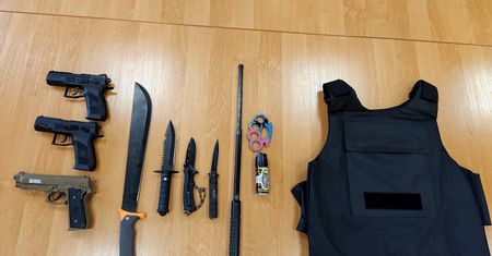 16-latek podejrzewany o planowanie zabójstwa wielu osób. Policjanci znaleźli w jego mieszkaniu prawdziwy arsenał