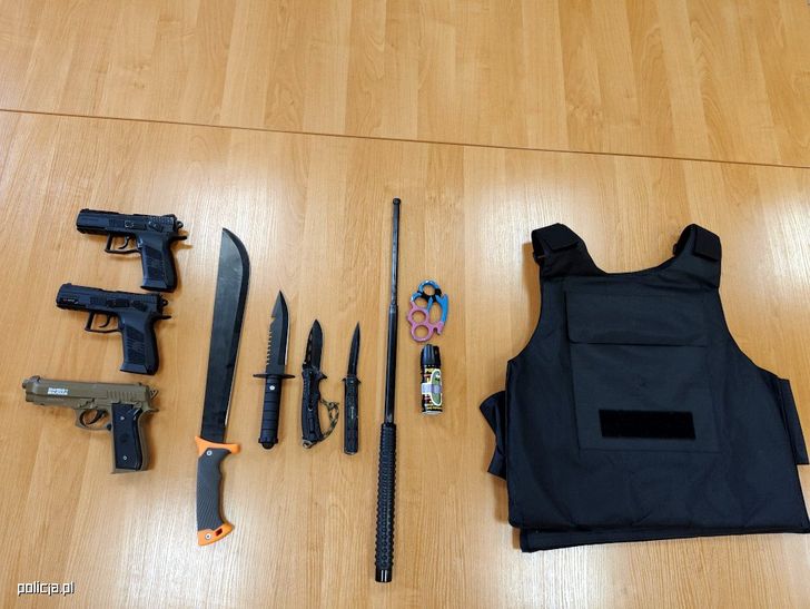 16-latek podejrzewany o planowanie zabójstwa wielu osób. Policjanci znaleźli w jego mieszkaniu prawdziwy arsenał