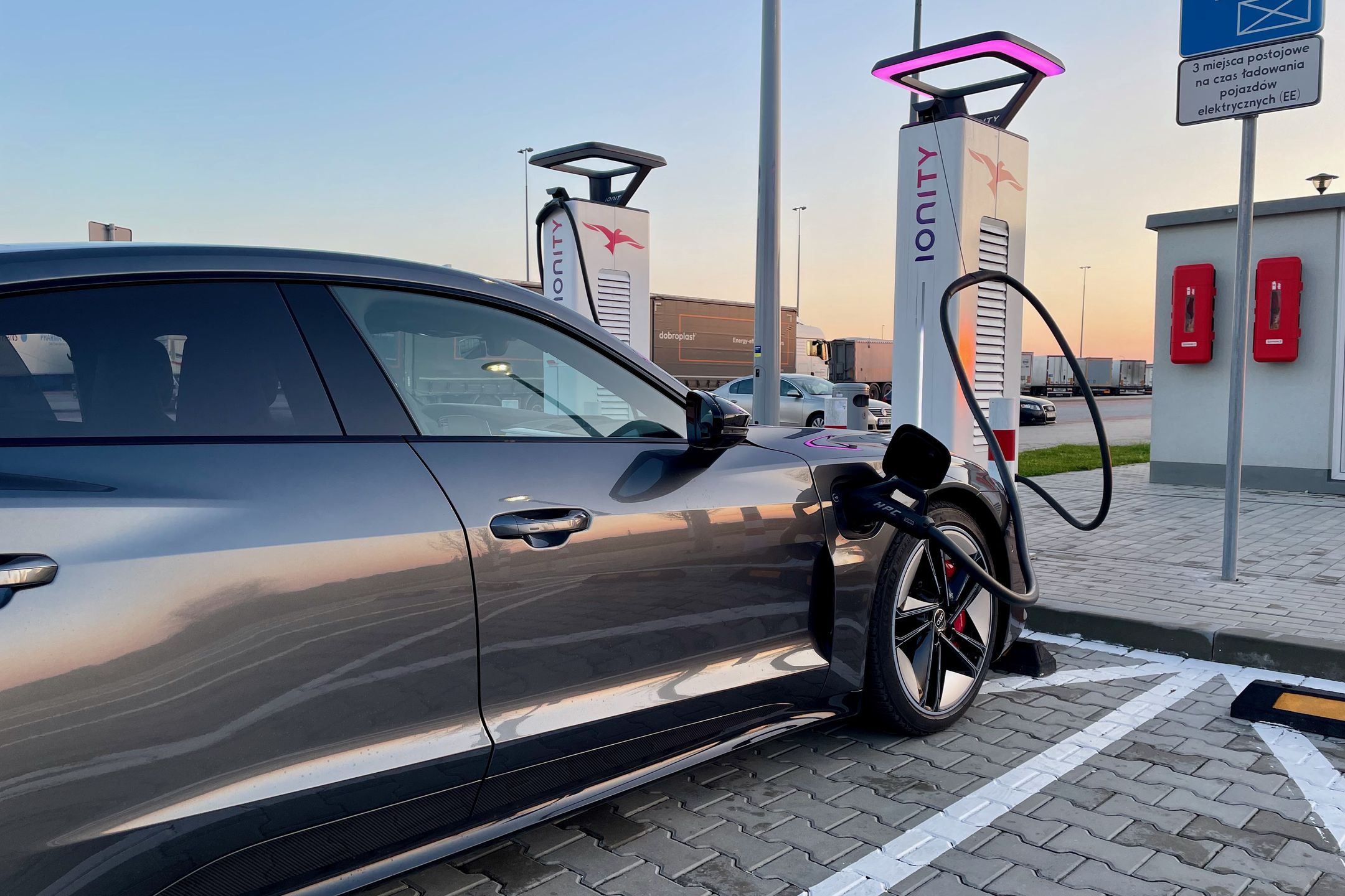 Ładowarka Ionity przy autostradzie
