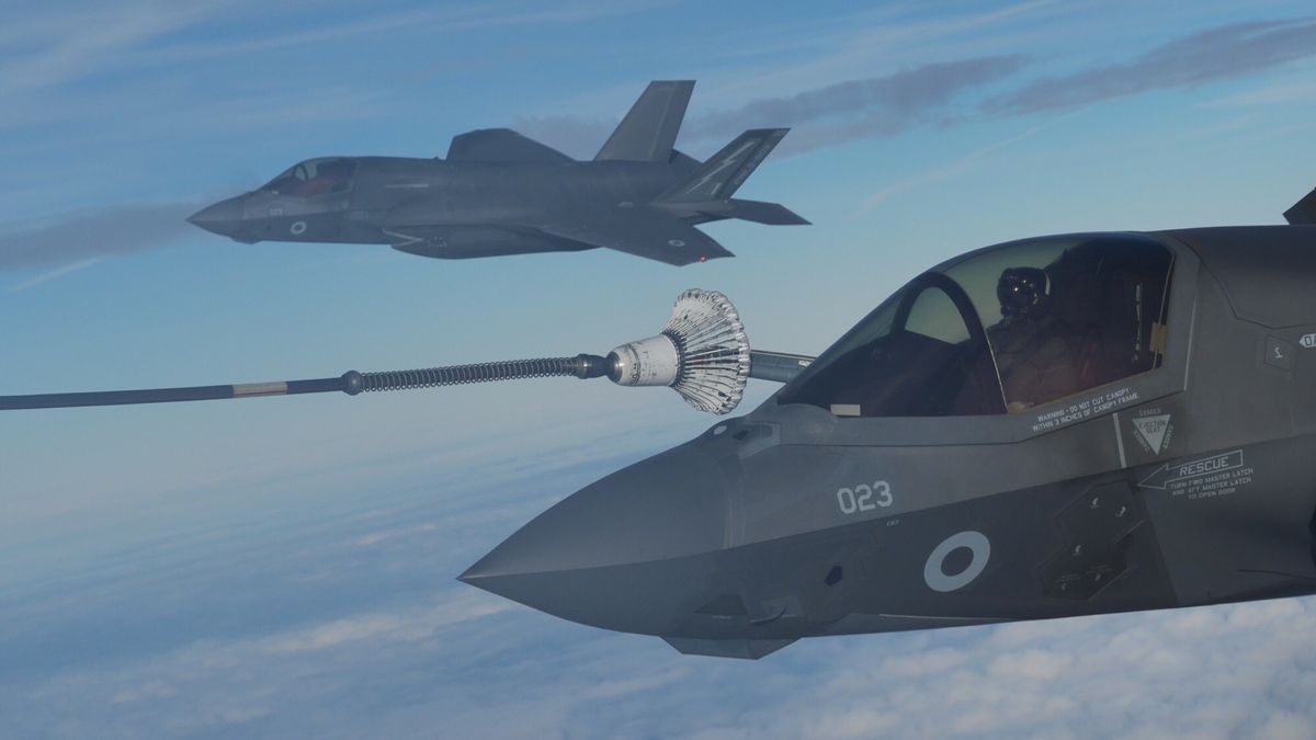 Zdj?cia roku agencji Press Association
PA REVIEW OF THE YEAR 2025. File photo dated 27/11/25: A view of Royal Air Force F-35 fighter jets taking part in air-to-air refuelling from an RAF Voyager over the south coast of England, as they return to the UK from HMS Prince of Wales to RAF Marham after their eight-month deployment with the Carrier Strike Group (CSG25), known as Operation Highmast. Issue date: Monday December 15, 2025.
Yui Mok
