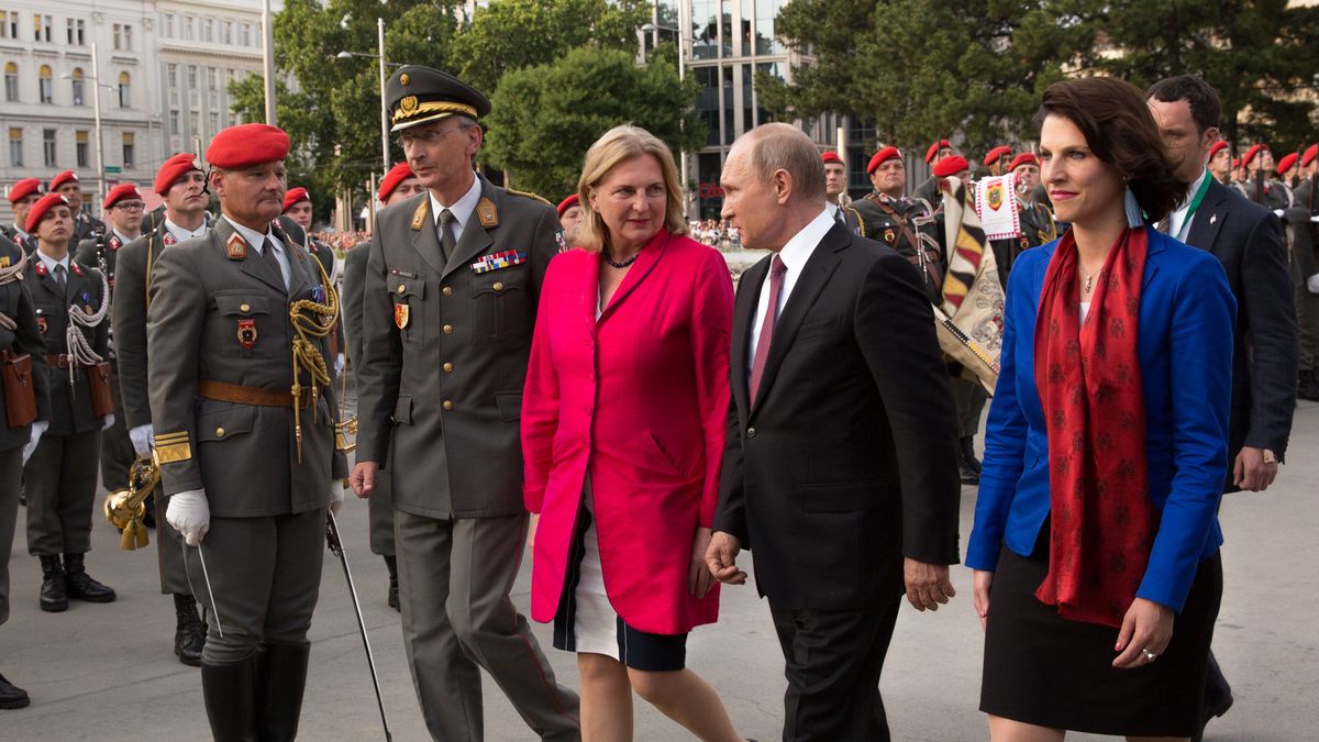 Karin Kneissl (w środku) nie chce rozstać się z prezentem od Putina 