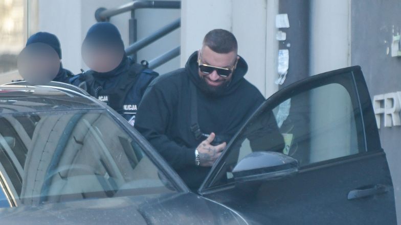 Uśmiechnięty Daniel Majewski wsiada do samochodu za ponad 600 tysięcy