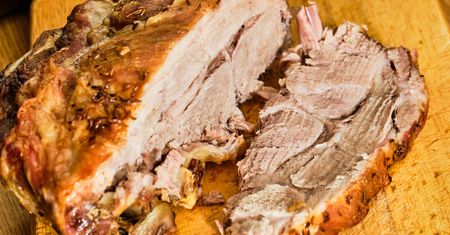 Karkówkę piekę tylko w tej temperaturze. Zawsze wychodzi soczysta i delikatna