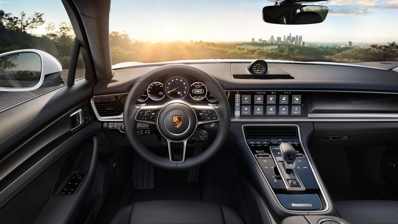 Na pokładzie Panamery E-Hybrid znajdziemy oczywiście Porsche Advanced Cockpit składający się z dwóch 7-calowych ekranów po obu stronach analogowego obrotomierza. W odróżnieniu od wersji zasilanych wyłącznie konwencjonalnym paliwem, ten model jest dodatkowo wyposażony we wskaźnik mocy, który zmienia swój wygląd zależnie od trybu jazdy. Na desce rozdzielczej jest także 12,3-calowy ekran dotykowy systemu Porsche Communication Management. Ten również wyświetla informacje o pracy układu hybrydowego.
