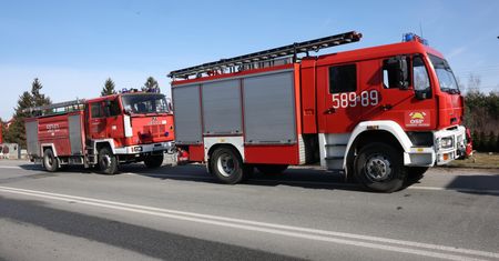 Wypadek w markecie. Auto wjechało w drzwi