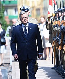 Prezydent Komorowski odznaczył powstańców warszawskich