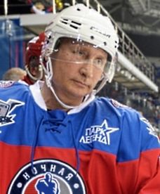 Władimir Putin gra w hokeja