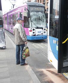 Tramwaj uderzył w autobus w Krakowie. Są ranni