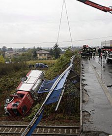 Wóz strażacki spadł z wiaduktu