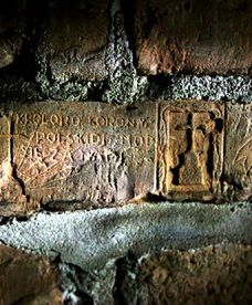 Zwiedzanie dawnej katowni UB w Warszawie