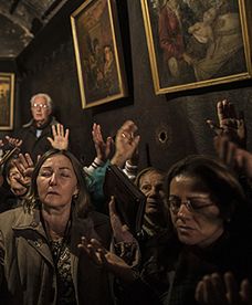 Pielgrzymi w Bazylice Narodzenia Pańskiego w Betlejem