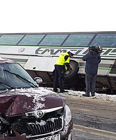 Autobus szkolny wpadł do rowu