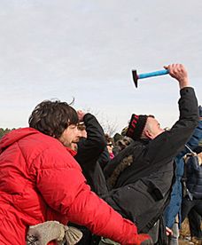 Rzut młotkiem do telewizora