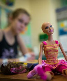 Barbie bez włosów dla małych pacjentek szpitala w Bydgoszczy