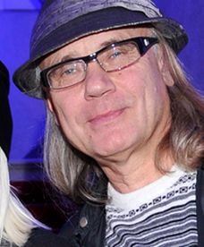 Broni Kory, atakuje premiera