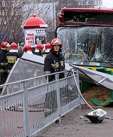 Dramatyczny wypadek we Wrocławiu - autobus wjechał w przystanek