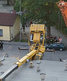 W Poznaniu przewrócił się dźwig