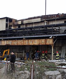 Spłonęły dwie hale-chłodnie