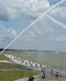 Motocykliści na pasie startowym - zdjęcia