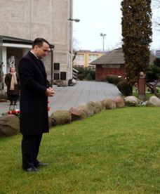 Sikorski składa kwiaty