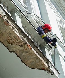 Strop balkonu runął na dziecko