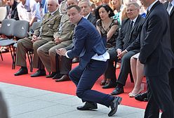 Andrzej Duda ratuje hostię