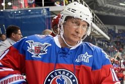 Władimir Putin gra w hokeja