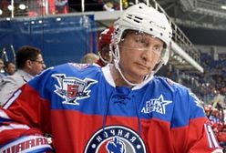 Władimir Putin gra w hokeja