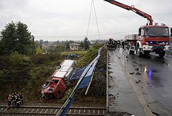 Wóz strażacki spadł z wiaduktu
