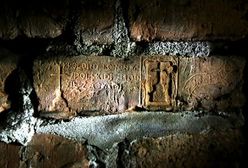 Zwiedzanie dawnej katowni UB w Warszawie