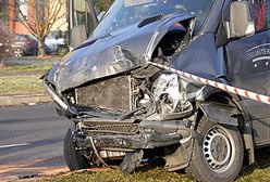 Bus zderzył się z osobówką w Krakowie