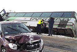 Autobus szkolny wpadł do rowu