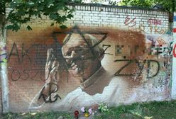 Zdewastowany mural z Janem Pawłem II
