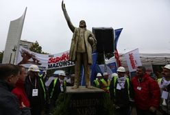 Poza Lenina, peruwiańska czapka i piłka pod pachą