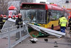 Dramatyczny wypadek we Wrocławiu - autobus wjechał w przystanek