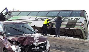 Autobus szkolny wpadł do rowu
