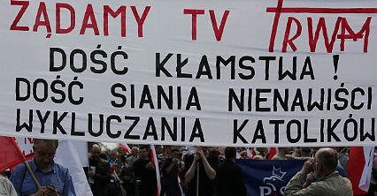 Z transparentami w obronie TV Trwam