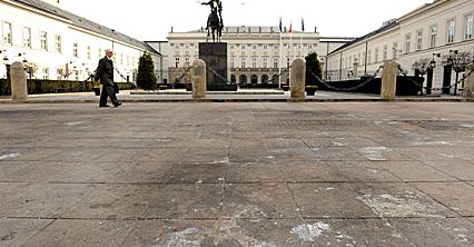 Znicze zniknęły sprzed Pałacu