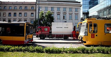 Tramwaj wjechał w autobus w Warszawie