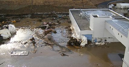 Fala tsunami zalewa Fukushimę - nowe zdjęcia