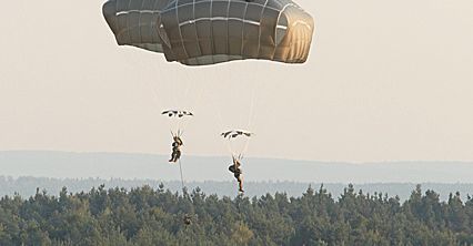 Amerykańscy spadochroniarze wylądowali na Pustyni Błędowskiej