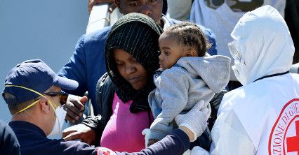 Imigranci proszący o azyl w Unii Europejskiej w pięciu wykresach