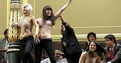 Protest "Femen" w hiszpańskim parlamencie