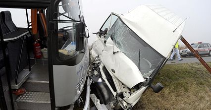 Wypadek autobusu z dziećmi w Roźwienicy